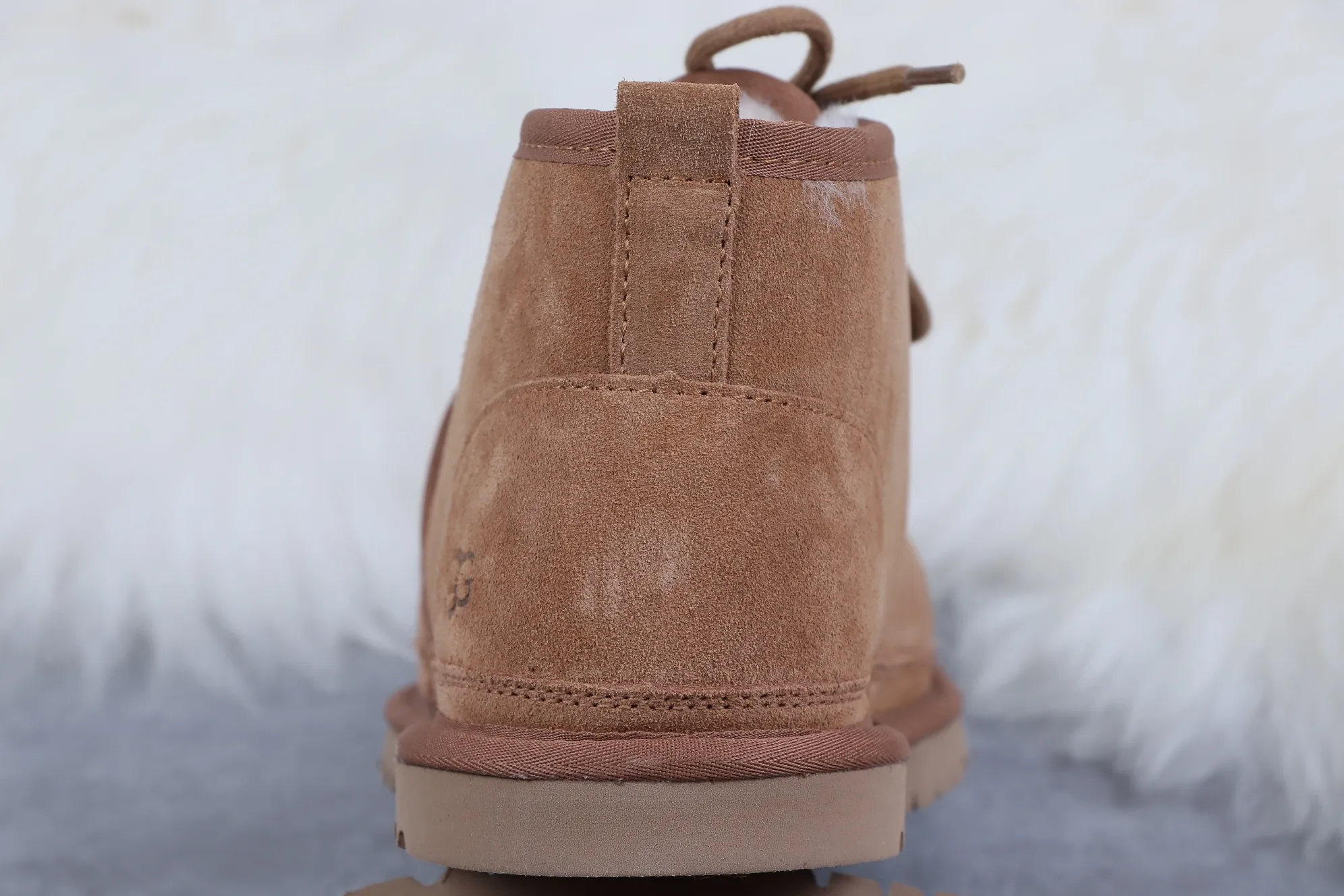 💰520 UGG sheepskin integrated snow boots 3236 maroon M Neumel Product description: As an extension of the classic series, the classic lightweight series has a low-key outsole and upper inspired by classic styles, showing the comfort and luxury of UGG. Upper: cow leather, soft suede upper. Insole: 17mm UGGpure™ wool cushioning foam insole. Sole: Treadlite by UGG™ Light wing technology outsole - non-slip, cushioning, wear resistance, and good elasticity Heel: Brand LOGO on the side Size: 39 40 41 42 43 44 45